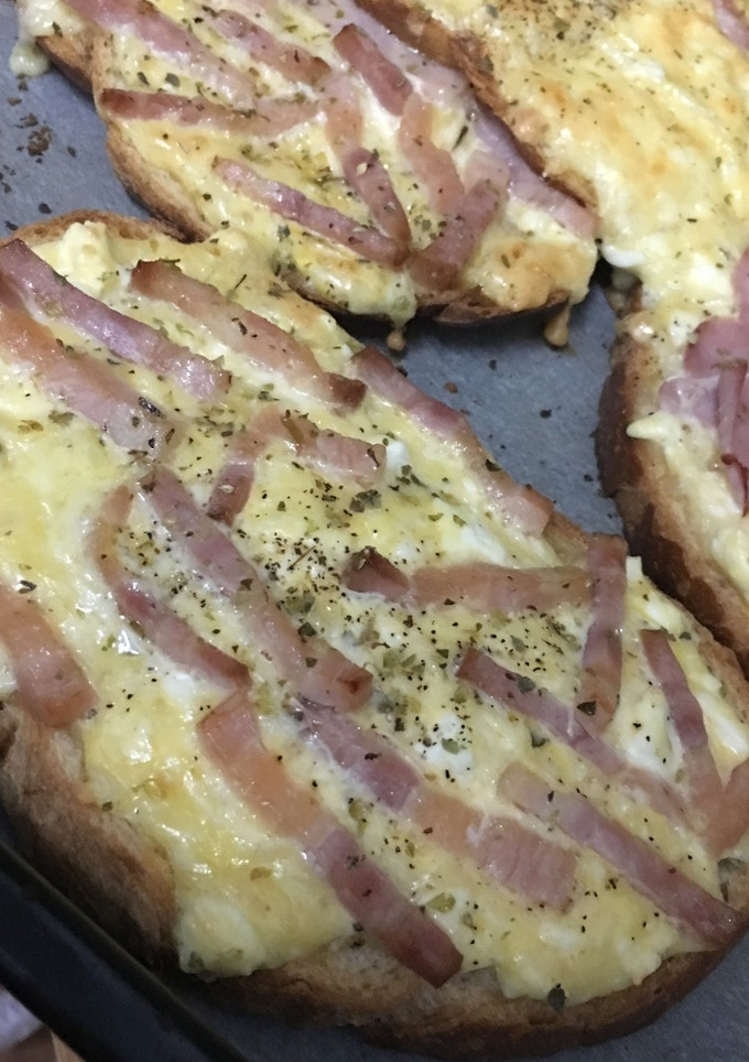 Una foto de Tostadas con huevos, queso y bacon (al horno) 🍞🧀🥓
