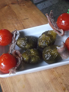 Una foto de Banderillas de coles y tomates caramelizados