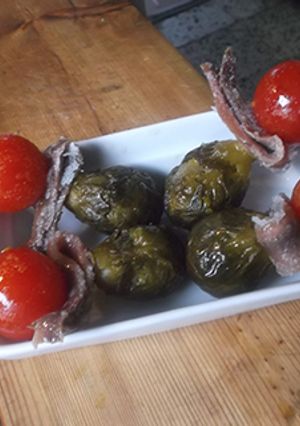 Una foto de Banderillas de coles y tomates caramelizados