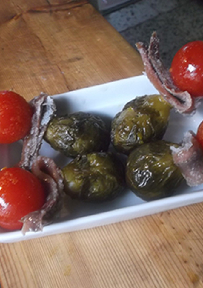 Una foto de Banderillas de coles y tomates caramelizados