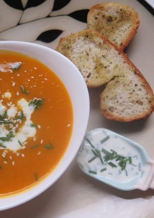 Una foto de Crema de Zapallo y Jengibre con Yogurt al Ciboulette