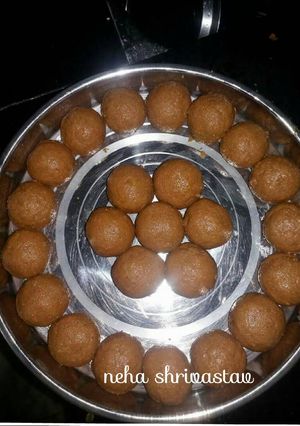 A picture of Besan ke ladoo.