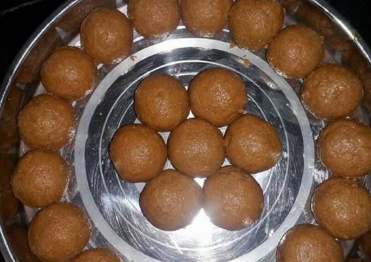Besan ke ladoo