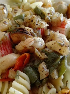 Una foto de Pasta con gambas y mejillones