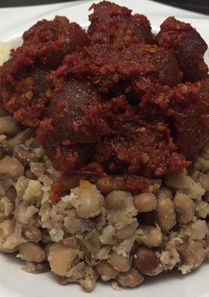 A picture of Beans with pomo sauce.
