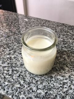 Una foto de Yogur casero con crema