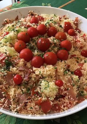 Une photo de Salade de semoule aux tomates, concombre, poivrons et lomo