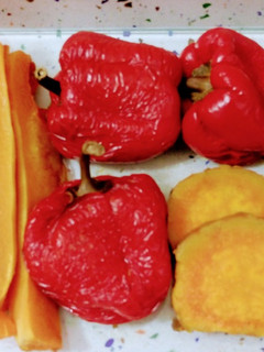 Una foto de Asado de calabaza, batata y pimientos