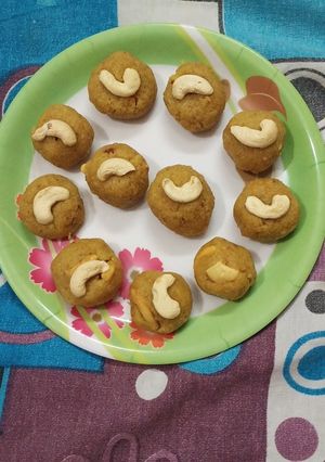 A picture of Rava sooji Ladoos.