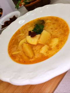 Burgonyaleves pirított kolbásszal 🥔 recept fotója