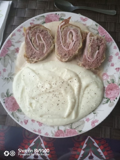 Una foto de Rollo de carne picada y repollo
