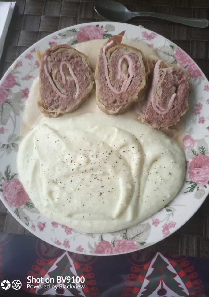 Una foto de Rollo de carne picada y repollo