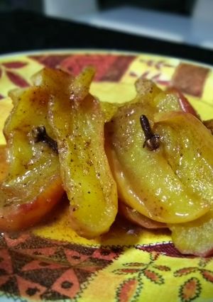 Foto de Sobremesa De Maçã Com Especiarias No Microondas