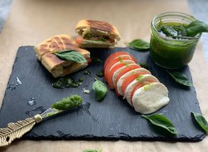 صورة لوصفة موزاريلا بالبيستو Panini mozarella pesto 🍅