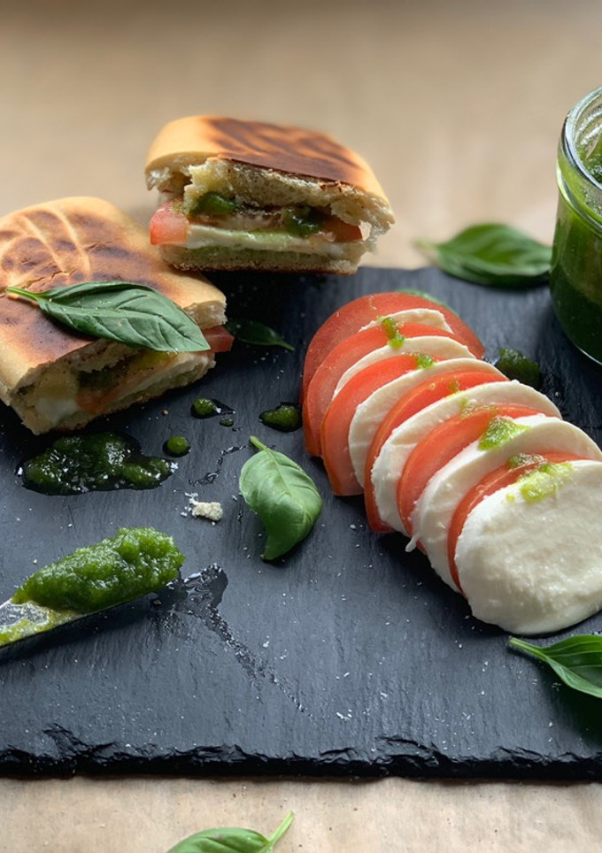 صورة لوصفة موزاريلا بالبيستو Panini mozarella pesto 🍅