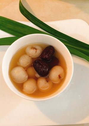 Hình của món Chè hạt sen, nhãn, táo đỏ.