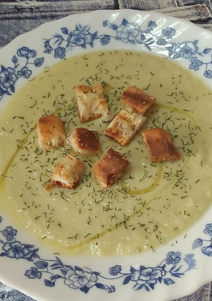 Una foto de Crema de merluza, calabacín y col