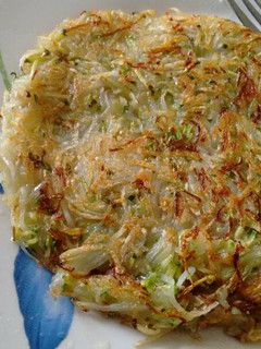 Una foto de Tortilla de patatas, zanahoria y calabacitas ralladas. ॐ