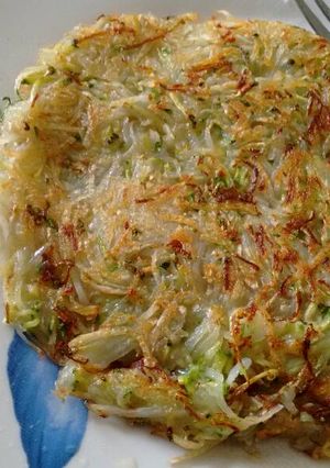 Una foto de Tortilla de patatas, zanahoria y calabacitas ralladas. ॐ