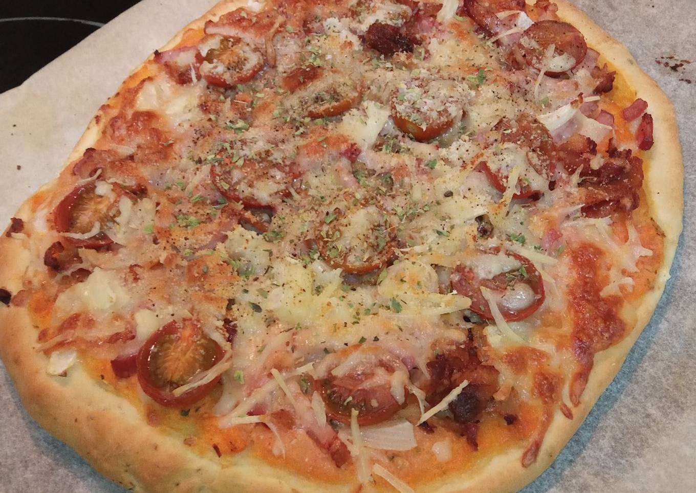 Pizza de bacon y pollo (kebab) con tomate natural