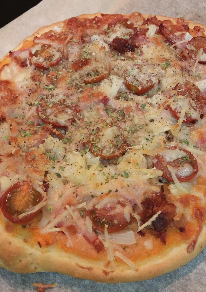 Una foto de Pizza de bacon y pollo (kebab) con tomate natural