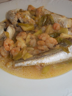 Una foto de Pescadillas con ajos tiernos y gamba pelada