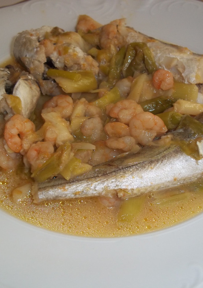 Una foto de Pescadillas con ajos tiernos y gamba pelada
