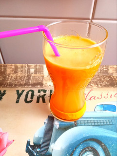 Una foto de Zumo de naranja y manzana