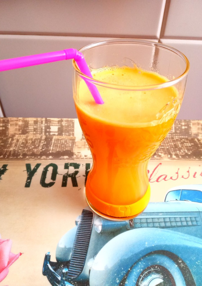 Una foto de Zumo de naranja y manzana