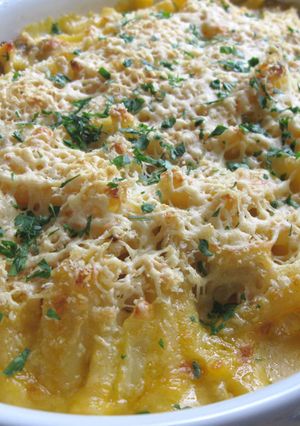 A picture of Chicken & Macaroni Cheese Bake.