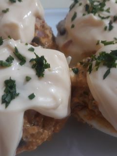 Una foto de Huevos rellenos de mejillones en escabeche y alcaparras