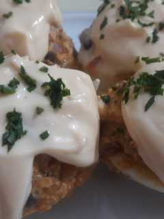 Una foto de Huevos rellenos de mejillones en escabeche y alcaparras