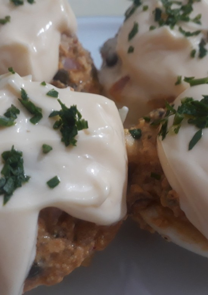 Una foto de Huevos rellenos de mejillones en escabeche y alcaparras