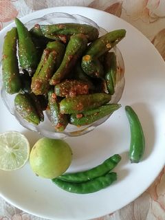 मोटी वाली हरी मिर्च का भरवां अचार (moti wali hari mirch ka bharwa achar recipe in Hindi) रेसिपी मुख्य फोटो