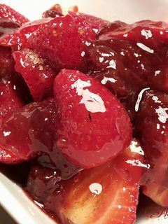 Una foto de Fresas con confitura de fresas caseras y miel