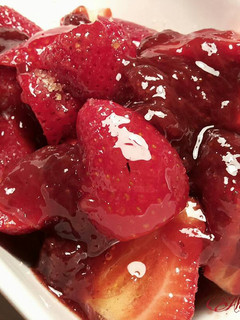 Una foto de Fresas con confitura de fresas caseras y miel