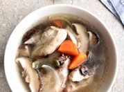 Gambar sup ayam jamur shitake