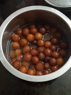 गुलाब जामुन (gulab jamun recipe in Hindi) रेसिपी मुख्य फोटो
