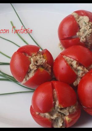 Foto di Fiori di pomodori con mousse di tonno