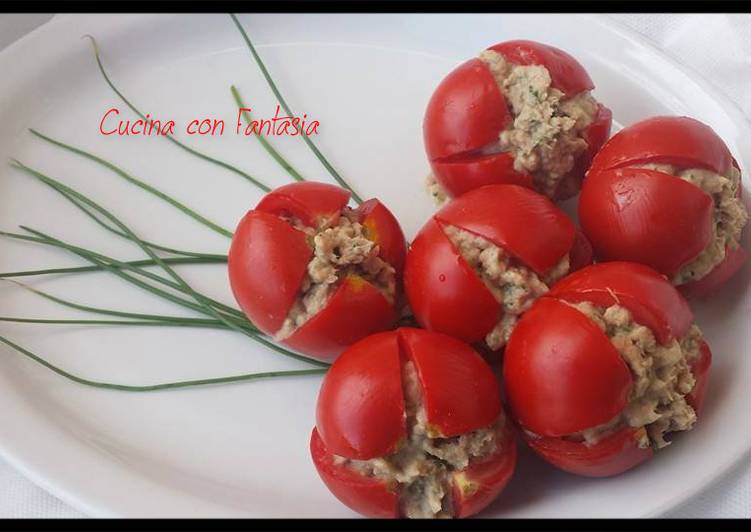 Fiori di pomodori con mousse di tonno