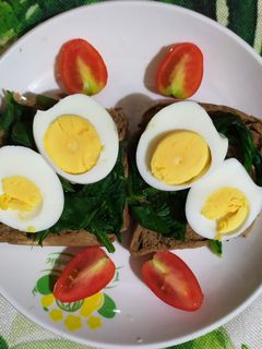 Hình của món Bánh mì đen cải bó xôi trứng luộc.