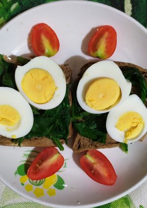 Hình của món Bánh mì đen cải bó xôi trứng luộc.