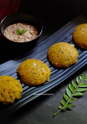A picture of Rava Idli.