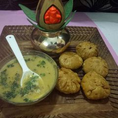 A picture of Saag kachori.