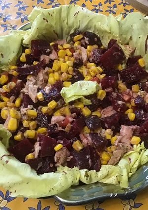 Une photo de Salade de betteraves et maïs au thon et tomates