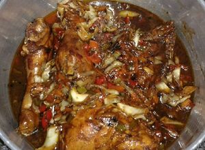 Una foto de Pollo con vegetales