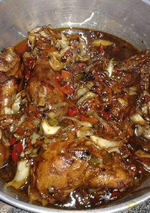 Una foto de Pollo con vegetales