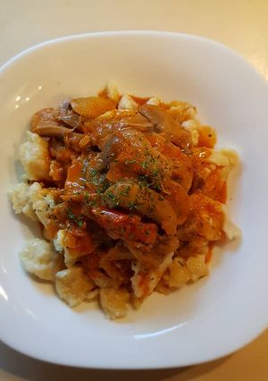 Tejfölös gombapaprikás galuskával recept fotója