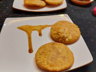 खस्ता उड़द दाल कचौरी (Khasta Urad Dal Kachori Recipe in Hindi)