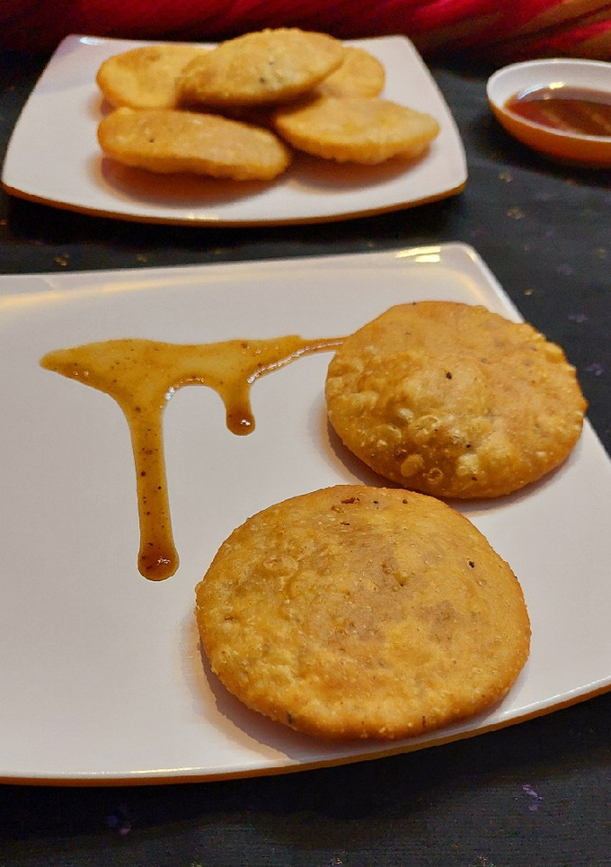 खस्ता उड़द दाल कचौरी (Khasta Urad Dal Kachori Recipe in Hindi) रेसिपी मुख्य फोटो